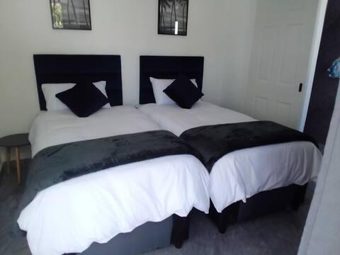 Deluxe twin room alternative view showing workspace and amenities